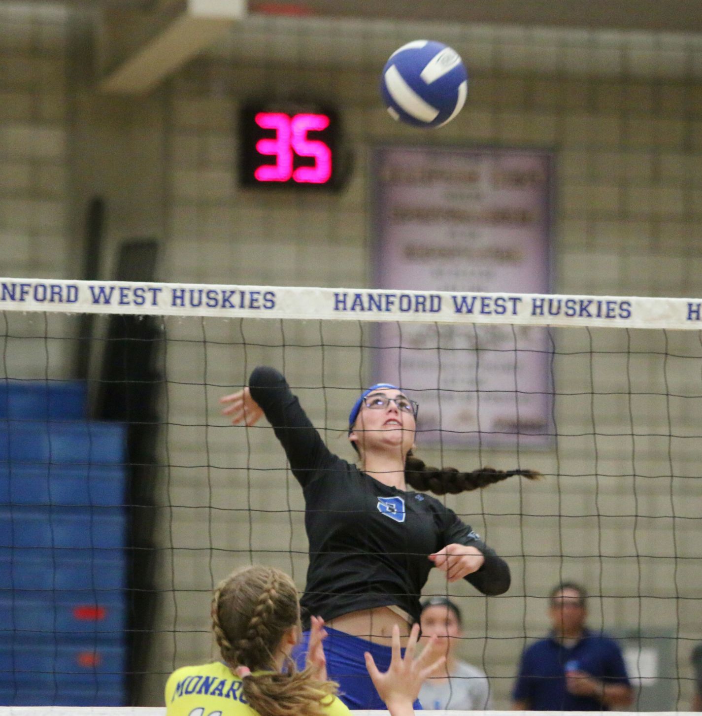Huskies show heart in loss to Monarchs on Senior Night